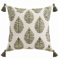 Cojín cuadrado 45 cm de tela beige y verde con relieve vegetal y borlas